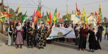 Şêniyên Mexmûrê ji bo piştgiriya meşa Gemlîkê meşiyan