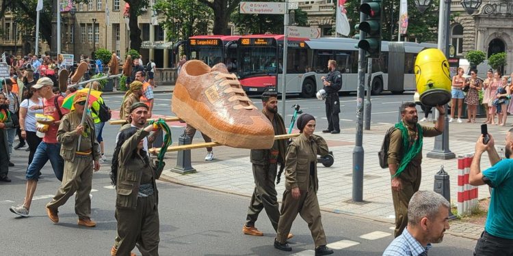 Dusseldorf bi ruhê berxwedanê yê Zapê re bû yek