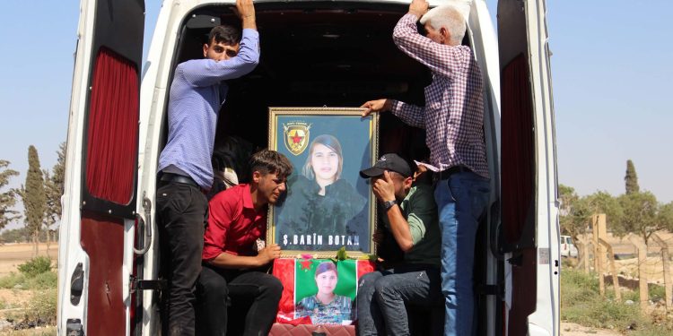 Bi sedan şêniyên Efrînê cenazeya şehîd Barîn Botan wergirtin
