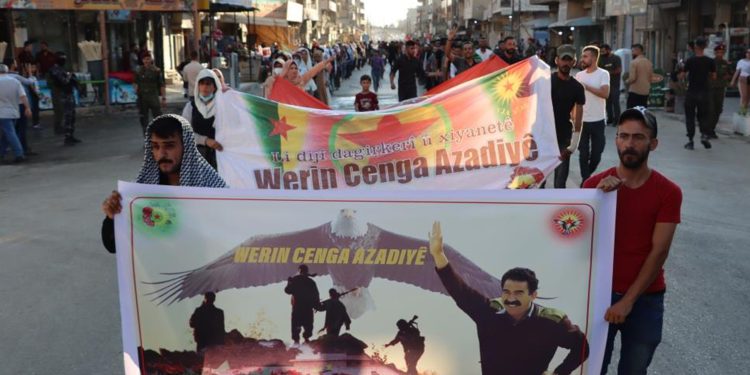 Ciwan û jinên ciwan ên herêma Cizîrê li dijî dagirkeriyê meşiyan