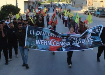 Ciwanên Kobanê êrîşên dewleta Tirk bi meşekê şermezar kirin