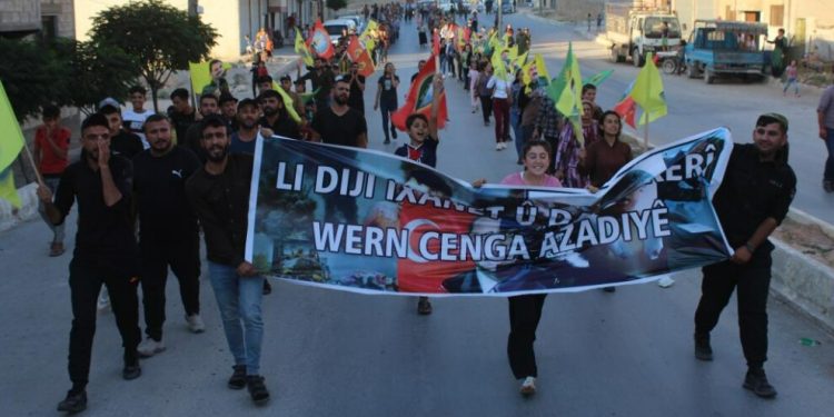 Ciwanên Kobanê êrîşên dewleta Tirk bi meşekê şermezar kirin
