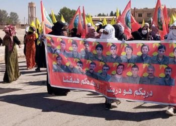 Di pêşengtiya ciwanan de şêniyên Til Hemîsê li dijî dagirkeriyê meşiyan