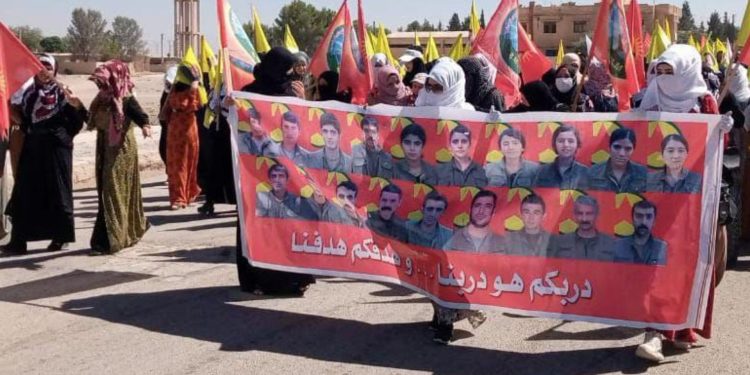 Di pêşengtiya ciwanan de şêniyên Til Hemîsê li dijî dagirkeriyê meşiyan