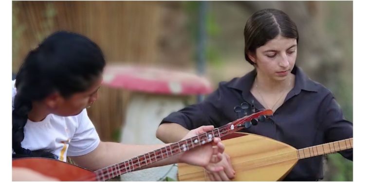 Ciwanên Mexmûrê xwe di aliyê hunerî de perwerde dikin