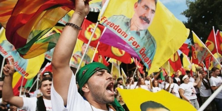 Parêzeran ji bo hevdîtina bi Rêberê Gelan re serî li dozgeriyê dan