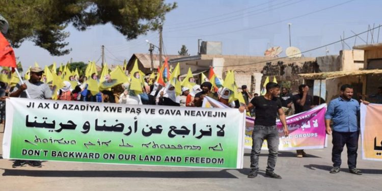 Şêniyên Til Koçer li dijî dagirkeriyê meşiyan