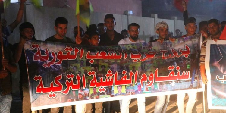 Di pêşengtiya ciwanan de şêniyên Tebqayê li dijî dagirkeriyê meşiyan