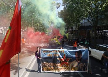 Ciwan bi meşa xwe ya dirêj di roja yekemîn de li Parîsê bûn