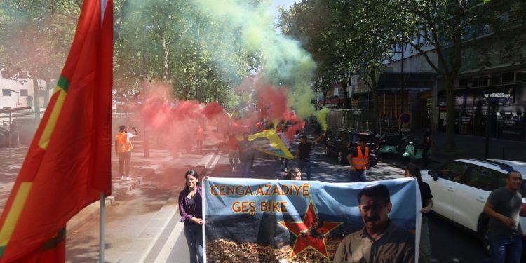 Ciwan bi meşa xwe ya dirêj di roja yekemîn de li Parîsê bûn