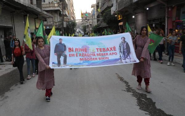 Jinên ciwan bi dirûşmeya “Bi rihê 15’ê Tebaxê, emê azadiya Rêber Apo misoger bikin” meşiyan
