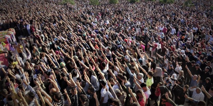 Bi hezaran şêniyên herêma Efrînê şehîdên xwe oxir kirin