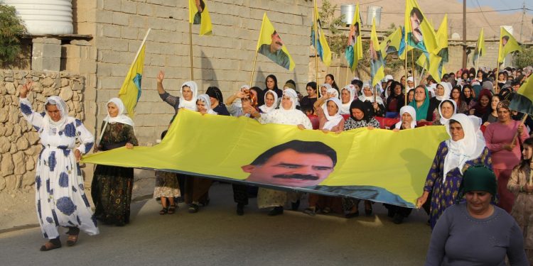 Jinan li Mexmûrê li dijî tecrîda ser Rêberê Gelan meşek li darxistin