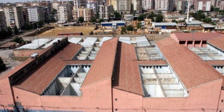 Girtiyên PKK û PAJK’ê: Rastiya têkoşîna bi ruhê Apoyî, bi banga berxwedanê ya di zindanan de bilind bû