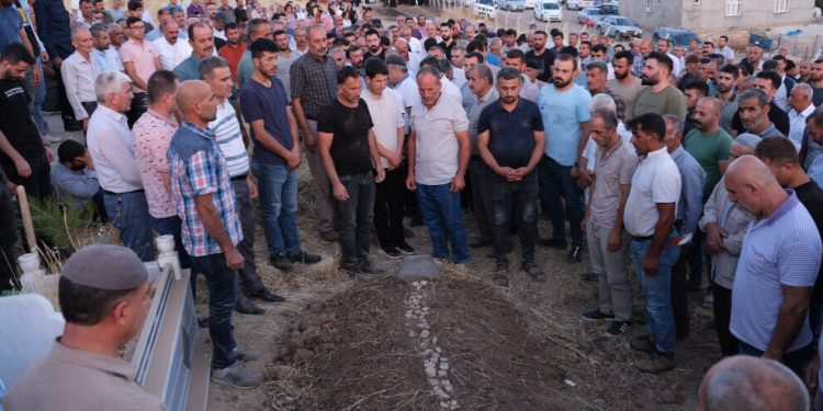 Şehîd Nevzat Çapkin ji aliyê sedan kesan ve hate veşartin