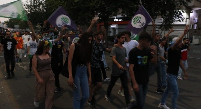 Kesên ku li Amedê di mêtîngê de hatibûn girtin hatin berdan