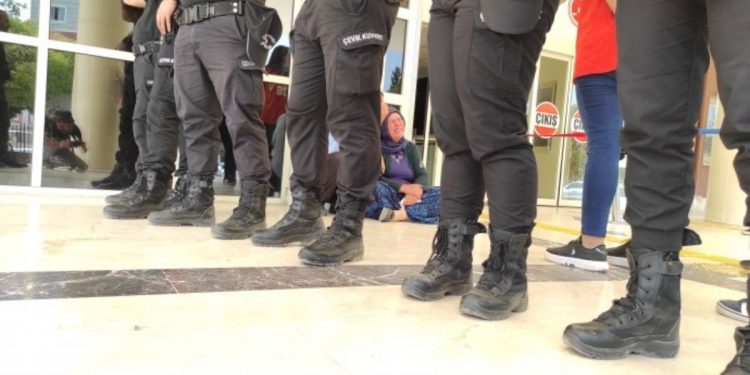 Emîne Şenyaşar ji faşîstan re got: Malbata vê dayîkê kê li nexwaşxaneyê qetil kir ?