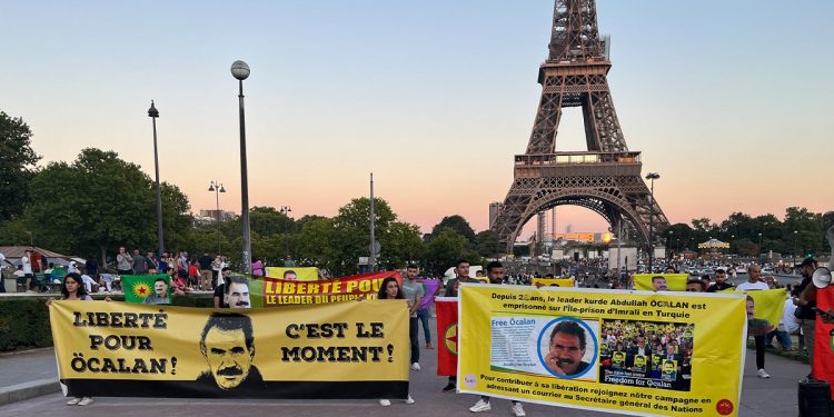 Ji bo azadiya Rêberê Gelan li Kûleya Eyfelê çalakî hate li darxistin