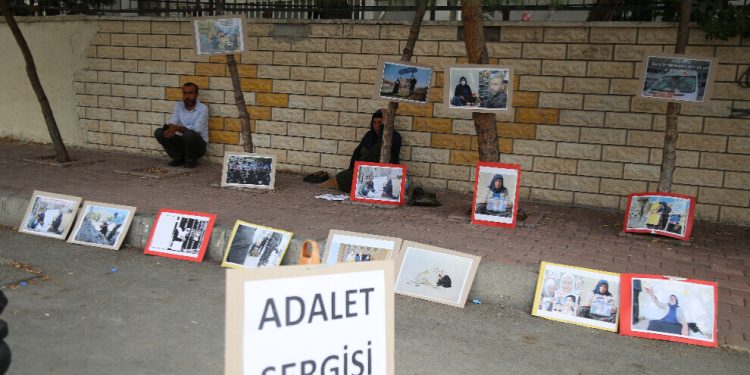 Di roja Aşîtiyê de dayîk û kurê xwe hîna li ber ediliyê ye