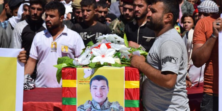 Şervanê QSD’ê ya ku li Kampa Holê şehîd bibû hate veşartin