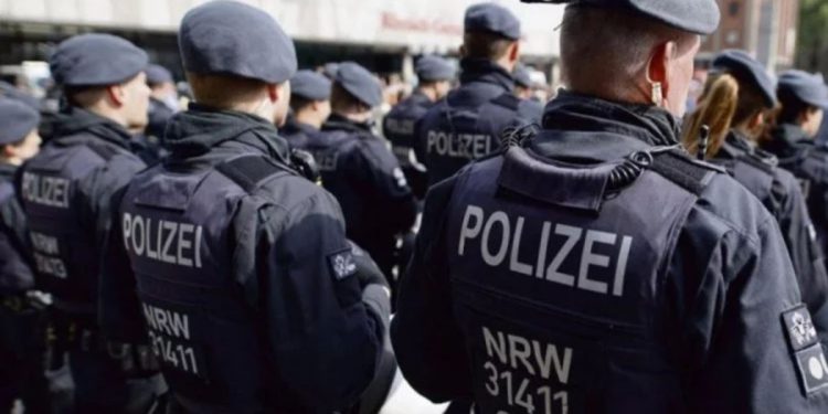 Polîsên faşîst ên Elman êrîşî meşa dirêj ya ciwanên Kurd û enternasyonalîst kirin