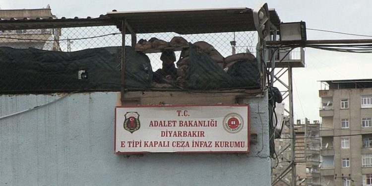 Jinên ku li Girtîgeha Amedê girtîne dest bi greva birçîbûnê kirin