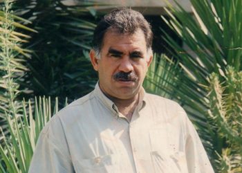 Komplo taybetmendiya hêzên hegomonîk, desthildar û statukoparêz e