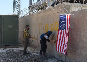Ciwanên Hesekê bi sloganê “Tolhildan, tolhildan, tolhildan” ber bi baregeha Amerîkayê ya li bajêr ve çûn
