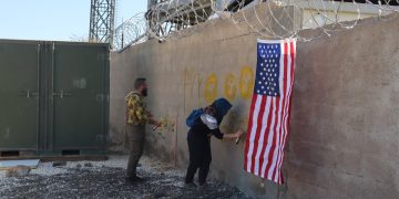 Ciwanên Hesekê bi sloganê “Tolhildan, tolhildan, tolhildan” ber bi baregeha Amerîkayê ya li bajêr ve çûn