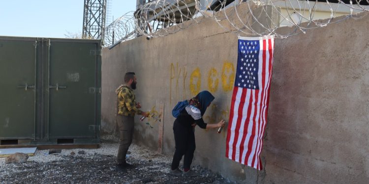 Ciwanên Hesekê bi sloganê “Tolhildan, tolhildan, tolhildan” ber bi baregeha Amerîkayê ya li bajêr ve çûn