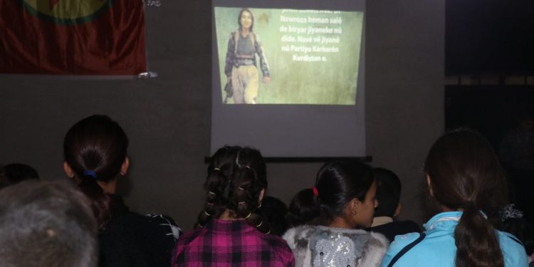 Jinên Ciwan li Reqayê Şehîd Bêrîtan (Gulnaz Karataş) bi sînevîzyonekê bibîr anî