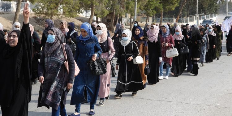 Yekîtiya Jinên Ciwan li Tebqayê êrişên çekên kîmyawî li dijî gerîla şermezar kir