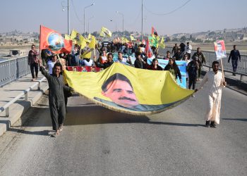 Ciwanên malbatên şehîdan li dijî êrişên kîmyewî û tecrîdê meşiyan