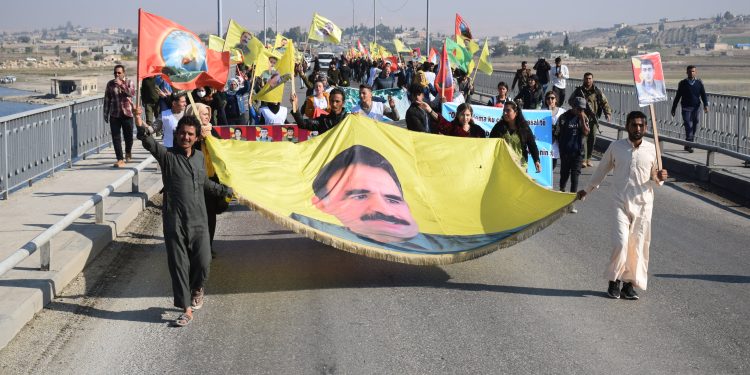 Ciwanên malbatên şehîdan li dijî êrişên kîmyewî û tecrîdê meşiyan