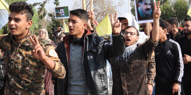 Ciwanên Şoreşger li Tebqayê bi meşekê azadiya fîzîkî ya rêber Ocalan xwest