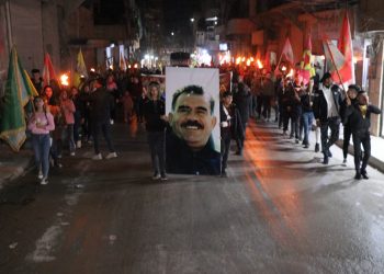 Ciwanên şoreşger li Helebê  meşek li dar xist