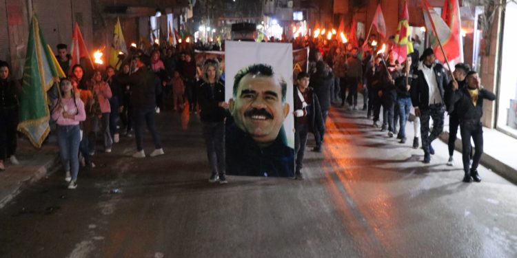 Ciwanên şoreşger li Helebê  meşek li dar xist