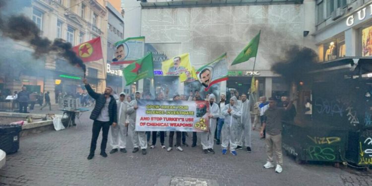 Ciwanên Şoreşger li Atînayê li dijî êrîşên bi çekên kîmyewî meş