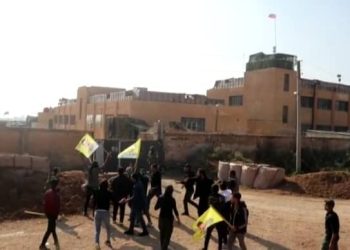 Ciwan ber bi baregeha Rûs a li Reqayê ve meşiyan