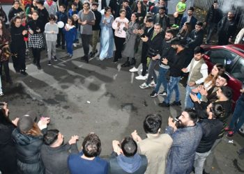 TCŞ û TêkoJIN dirûşmeya “Bi ruhê 50 saliya serfiraziyê, werin cenga azadiyê” şahî li darxistin