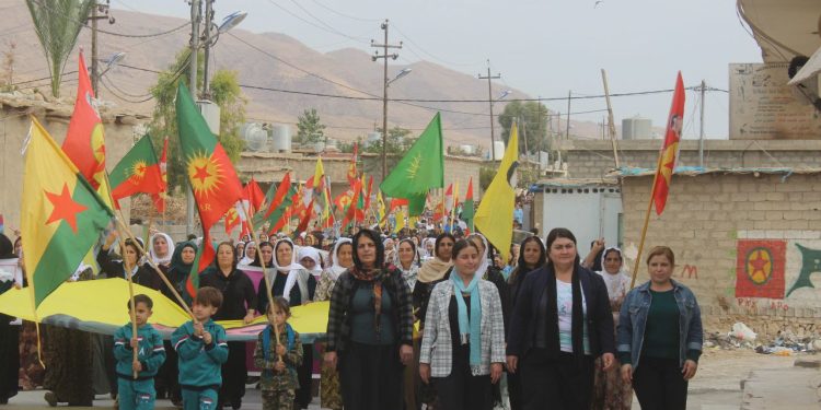 Bi boneya 25′ê Mijdarê Jinên Mexmûrê meşek li dar xistin