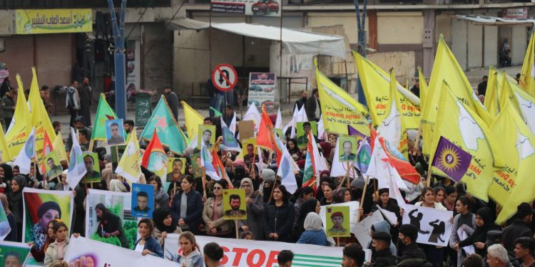 Li Reqayê sûcên dagirkeriya Tirk û tundiya li ser jinan hatin şermezarkirin