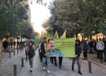 Ciwanên şoreşger li Atînayê meşek li dar xist