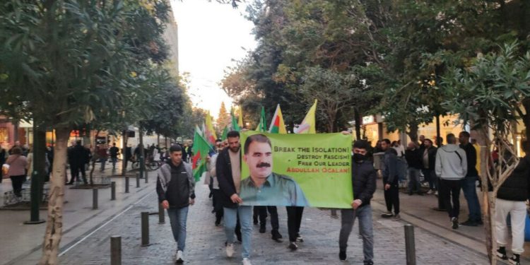 Ciwanên şoreşger li Atînayê meşek li dar xist