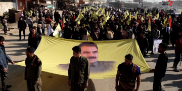 Li hemberî tecrîda li ser Rêberê Gelan Abdullah Ocelan Ciwanên Şoreşger li bajarê Qamişlo meşek li darxistin