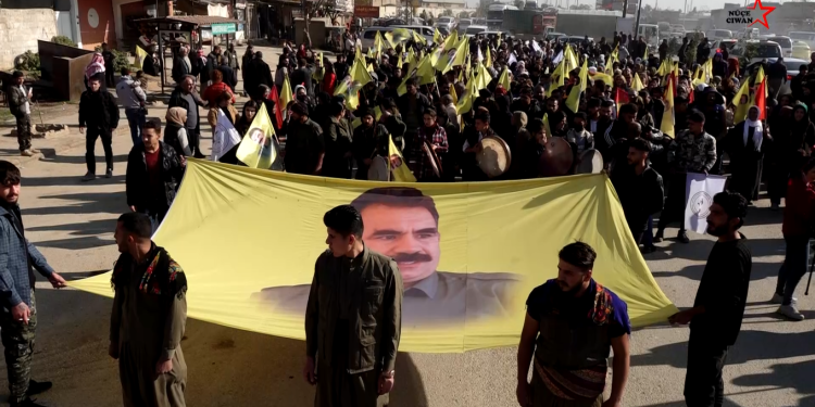 Li hemberî tecrîda li ser Rêberê Gelan Abdullah Ocelan Ciwanên Şoreşger li bajarê Qamişlo meşek li darxistin