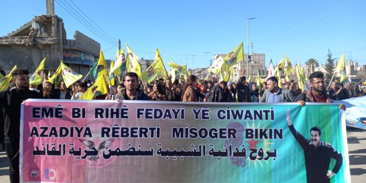 Li Kobanê dijî tecrîdê bi hezaran daketin qadan