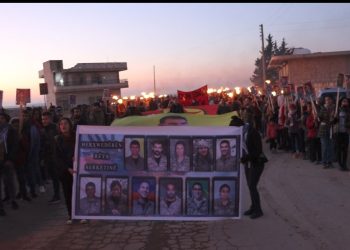 Ciwanên Şoreşger ên Efrînî bi meşekê êrişên çekên kîmyewî şermezar kirin