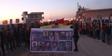 Ciwanên Şoreşger ên Efrînî bi meşekê êrişên çekên kîmyewî şermezar kirin