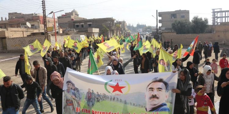 Ji bo tecrîta li ser Rêber Apo ciwanan li Hesekê meşek li darxist